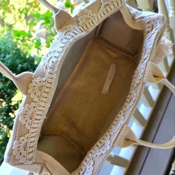 Elegant Beige Tote Bag - Picture 3 of 3